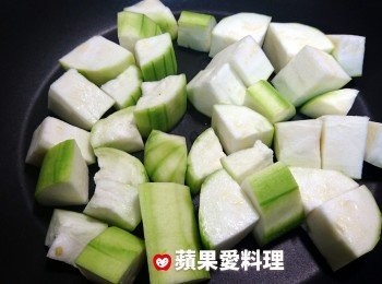 step3: 炒絲瓜：取出平底鍋，倒入少許油，放入絲瓜塊，開中火，拌炒約30秒。