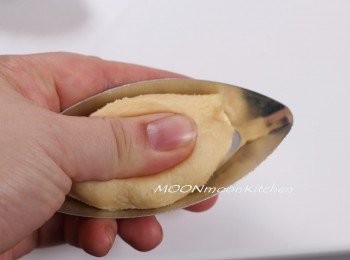 step8: 用手指向外推至模邊，整個撻模要厚薄均勻。