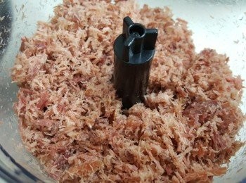 step2: 蝦米洗淨浸軟後與金華火腿一同切碎 。