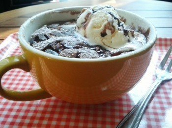 step4: 灑上糖霜，配上巧克力醬或香草雪糕，完成！