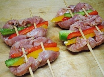 step5: 每組都用兩根竹籤插入!!這樣就準備完成囉!!就可以用碳烤、鐵板煎、或是氣炸鍋來烤喔!!!