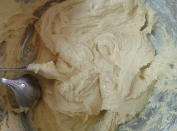 step2: 篩入麵粉，泡打粉及檸檬皮拌勻，加牛奶及雲尼拿香油，徹底拌勻