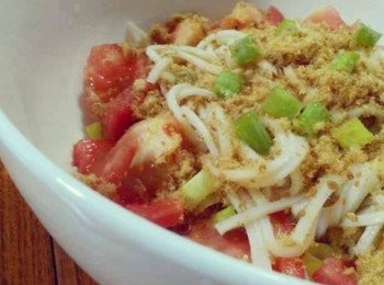 step3: 最後，碗盤中上放蕃茄，並灑上青蔥、澎湖「鰹魚鬆」【澎湖野生水產】，即可盛盤享用-「全台唯一」的「蕃茄鰹魚鬆麵線」【澎湖野生水產】。