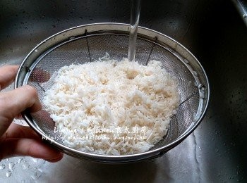 step4: 浸30分鐘的白米倒去水份 , 沖一沖洗再瀝乾水份備用
