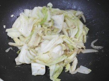 step3: 高麗菜軟後加入適量的黑胡椒醬一起炒~~ 以鹽調味試一下味道就完成啦~~~