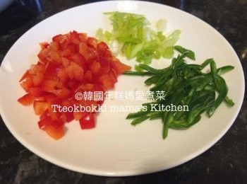 step3: 红椒切幼粒，蔥切粒備用。