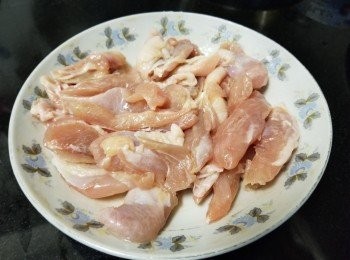 step5: 用少少麻油，生粉，胡椒粉撈好