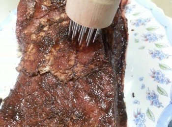 step3: 用(豬肉插)插鬆豬肉肉的部份,再將醃肉料替豬肉按摩1-2分鐘(作用是令豬肉更入味)