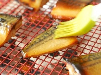 step6: 取出鯖魚，再把一些餘下的醬汁掃在鯖魚上，放回焗爐中多烤5分鐘即成。