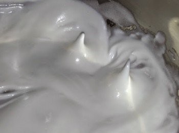 step2: 取出蛋白回温，砂糖分3次加進蛋白裏打至起角企身。(如天氣較冷，打蛋白時可座着微暖的水)