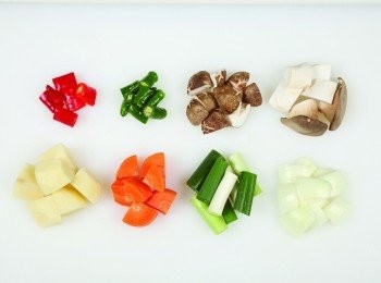 step2: 將紅辣椒與青陽辣椒切成2cm長，大蔥切成4cm長。香菇去蒂之後，與杏鮑菇、馬鈴薯、紅蘿蔔、洋蔥都切成適合入口的大小。