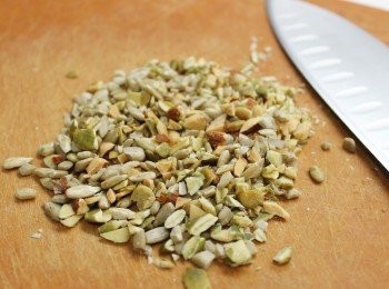 step5: 乾果仁略略切碎