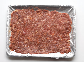 step4: 烤盤鋪上錫紙，用湯匙把肉壓扁至3-5mm的厚度