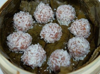 step6: 將糯米丸子放在荷葉蒸籠上。