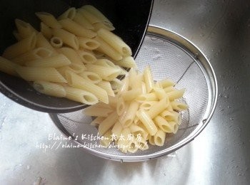 step11: 長通粉放入水中煮至軟身 , 盛起隔去水份放上碟或碗內 , 再淋上肉醬即可