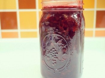 step6: 玻璃瓶做熱水洗凈瀝乾，煮好的果醬就可以入樽，放涼可放入雪櫃。如果想延長保鮮期，趁熱倒轉就可以做成真空的效果，可保鮮長達個多月。