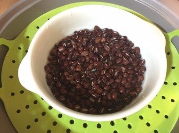 step1: 先將紅豆用清水浸泡過夜，然後蒸約30分鐘，隔水備用