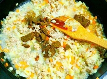 step3: 用小火再將咖哩末和水和醬油一起炒到水份沒有為止