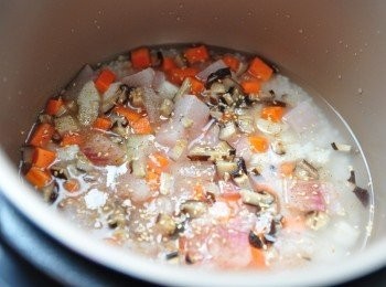 step2: 將所有<span class="group_1">食材</span>備料鋪在飛利浦智慧萬用鍋內鍋中，加入1.5米糧杯水，左右輕輕搖晃讓米與水分佈均衡再灑上適量的椒鹽與少許香油，燉煮出來的米飯更均勻香Q