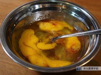 step2: 雞蛋加入少許紅椒粉、鹽和黑胡椒拌勻。