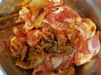 step2: 腩肉用泡菜及醃肉醬及麻油，醃30分鐘。用鐵板或平底鑊煎香兩面。