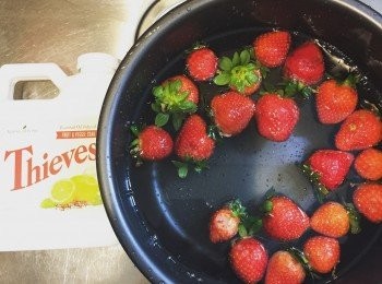 step1: 先將士多啤梨用清洗疏果的清潔液浸一小時（怕有農藥）