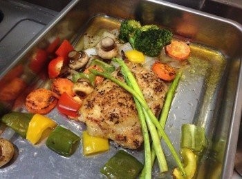 step4: 用200度烤20分鐘，這時候把配料青醬義大利麵準備好，然後烤完出的汁拿來炒義大利麵