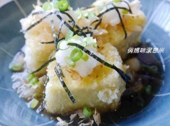 step4: *撈起，淋上<span class="group_2">醬汁</span>及放上蘿蔔泥。柴魚片，海苔絲，蔥珠。