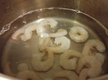 step1: 先煲好熱水加入鹽再煮滾,下蝦立即熄火浸一分鐘即攞起備用。(炸前要用廚房紙索一索防彈油。)