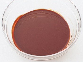 step3: 把甜巧克力和奶油一起隔水加熱融化，讓溫度上升至60℃左右