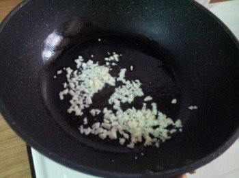 step2: 平底鍋中加入1湯匙油 , 先把蒜末 , 薑末 爆香