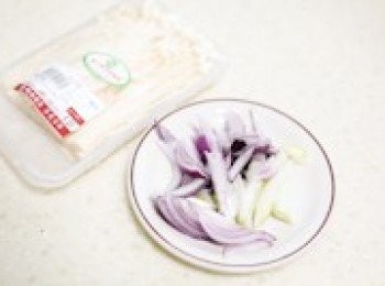 step2: 洗淨金菇、洋蔥及把大蔥切好