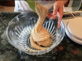 step2: TPT過篩，選擇有粉碎機直接加糖粉和杏仁粉粉碎20秒左右，加入蛋白A拌均勻成光滑的麵糊糊