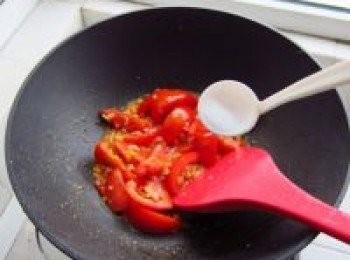 step14: 當番茄有些出汁的時候，撒一些鹽調味 這道菜基本有兩大做法，一種是雞蛋事先不放鹽，起鍋再一起放鹽，還有一種就是我這種分開放鹽。 如果你採用第二種，放鹽的時機也要掌握好，鹽放的早，番茄會大量析出果汁，菜的湯汁會多，不過番茄會不太成型；放的晚一些，也能幫助出汁，不過番茄的形狀會保持的更好，但鹽的用量要比前者少一點