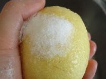 step1: 檸檬用水打濕，用鹽搓1-2分鐘。