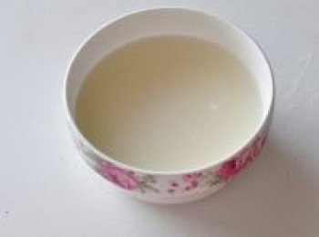 step5: 麵粉加水徹底攪拌.成稀米湯狀態。