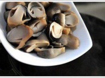 step4: 大約煮20分鐘左右出香味後，撈出材料不要