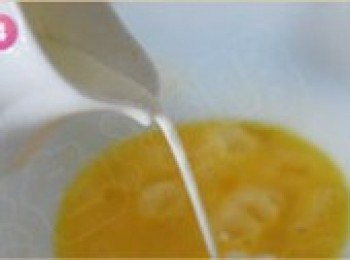 step4: 雞蛋打散，調入適量牛奶