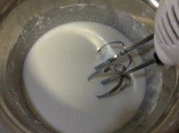 step1: 把上述材料一起用攪拌機攪拌均勻後倒出，用勺舀起麵糊往下倒呈慢慢流下的狀態即可，如果太稀可適量加些糯米粉