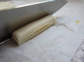 step5: 冰箱取出後用利刀切成1.5cm寬的長條。