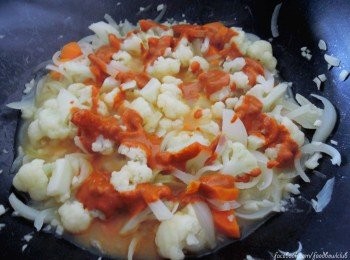 step4: 之后，加入浓稠的咖喱酱，鱼丸和适量的调味如糖和酱油。如觉得水量不够，那一点点的加入