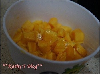 step4: 將一粒半嘅芒果切粒粒，放入雪櫃雪一陣備用~