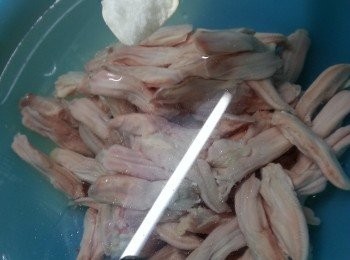 step1: 急凍鴨舌先用1茶匙海鹽浸解凍去雪味