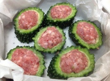 step2: 苦瓜斜切去籽，塞入肉餡