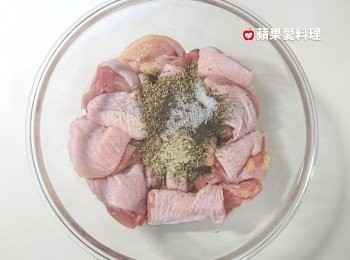 step2: 所有<span class="group_1">食材</span>放入耐熱玻璃保鮮盒，蓋上蓋子，搖一搖，放冰箱冷藏醃1天。外鍋1杯水，蒸熟即可。