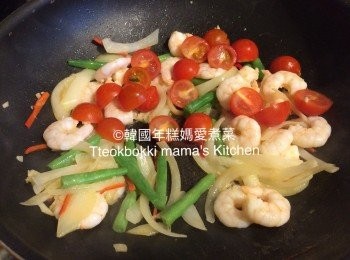 step4: 熱鑊下油，加入蒜蓉、洋蔥和紅辣椒絲炒一會，加入青豆和車厘茄，最後加入鮮蝦，