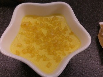 step5: 請撒上砂糖和細黃糖, 再用火槍燒焦表面。(我家剛剛用完,只好用咖啡糖, 燒面時間會耐一點。)