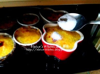 step12: 放入焗爐用200C上下火焗15分鐘後 , 灑少許砂糖於布甸面