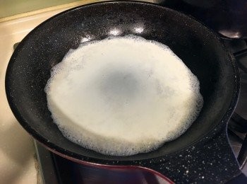 step5: 把牛奶倒入鑊中，和蜜糖一起煮至均勻，逐少加入麵粉水煮至少許濃