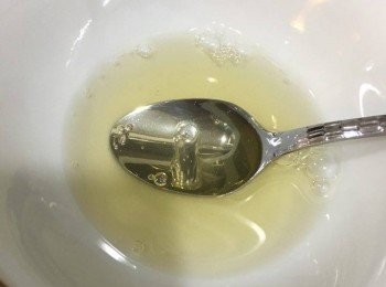 step2: 將魚膠片用凍水浸軟後瀝乾，用熱水座住個碗，再加2茶匙水落魚膠片攪至完全溶解